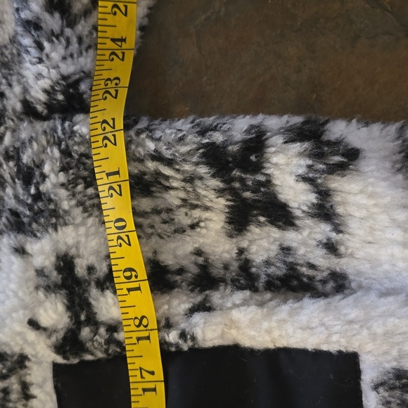 VENUS Monochrome Sherpa Size Small Jacket - Picture 6 of 7